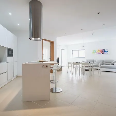 Modern 2br With Pool *