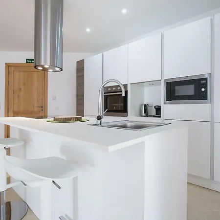 Modern 2br With Pool